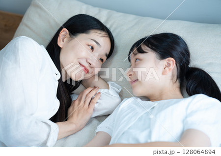 娘に添い寝するママ 128064894