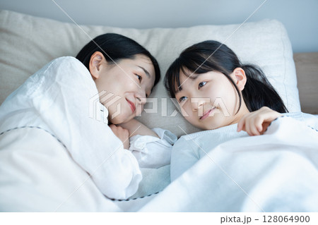 娘に添い寝するママ 娘に添い寝するママ 128064900