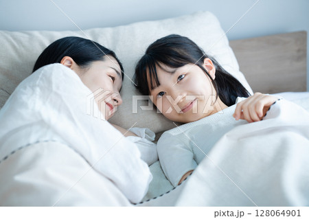 娘に添い寝するママ 娘に添い寝するママ 128064901