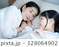娘に添い寝するママ 128064902