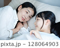 娘に添い寝するママ 128064903