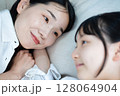 娘に添い寝するママ 128064904