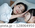 娘の看病をするママ 128064950