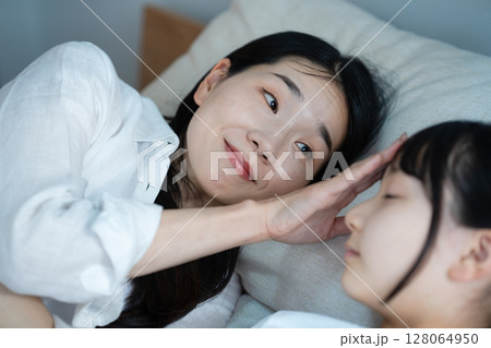 娘の看病をするママ 娘の看病をするママ 128064950
