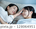 娘の看病をするママ 128064951