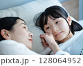娘の看病をするママ 128064952