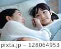 娘の看病をするママ 128064953