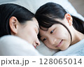 一緒に寝る娘とママ 128065014