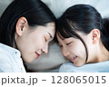一緒に寝る娘とママ 128065015