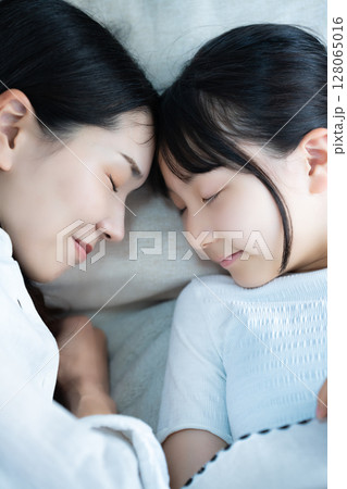 一緒に寝る娘とママ 128065016