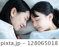 一緒に寝る娘とママ 128065018