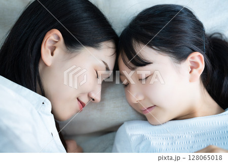 一緒に寝る娘とママ 一緒に寝る娘とママ 128065018