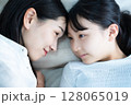 一緒に寝る娘とママ 128065019