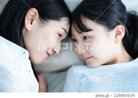一緒に寝る娘とママ 128065019
