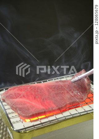 煙り立ち昇る七輪で和牛ステーキを焼く 煙り立ち昇る七輪で和牛ステーキを焼く 128065679