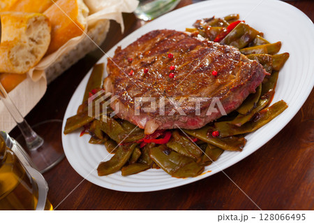 Steak beef with stewed green beans and pepper 128066495
