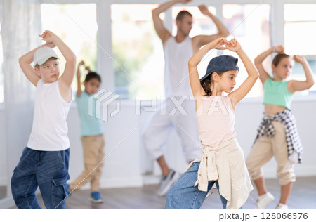 Girls and boys training hip hop in dance studio, dance classes for kids 128066576