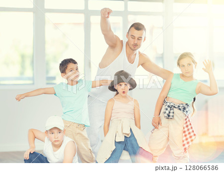 Preteen children posing with dance instructor in hip-hop studio 128066586