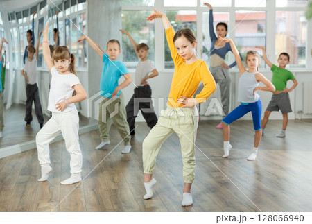 Group of children dancing modern dances Group of children dancing modern dances 128066940