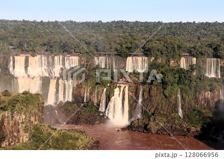 イグアスの滝　世界遺産　ブラジル側から見る　ブラジル　南米 128066956