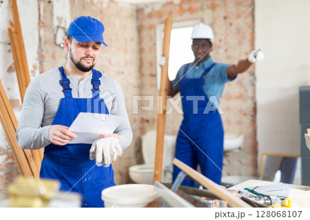 Foreman dissatisfied with quality of repair work of male builder 128068107