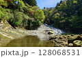 新緑に包まれた滝 128068531