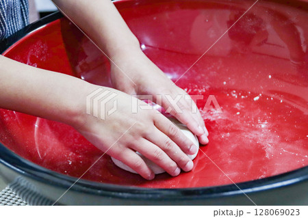 蕎麦を生地を作る子供(7歳児/男の子) 蕎麦を生地を作る子供(7歳児/男の子) 128069023