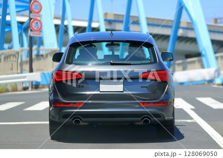 ドイツ製のSUV車両 128069050
