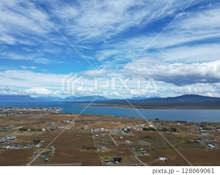 セニョレト運河東岸のプエルトナタレスの町の空撮 セニョレト運河東岸のプエルトナタレスの町の空撮 128069061