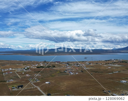 セニョレト運河東岸のプエルトナタレスの町の空撮 128069062