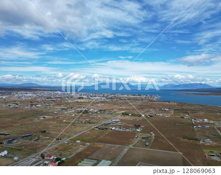 セニョレト運河沿いのプエルトナタレスの町の空撮 128069063