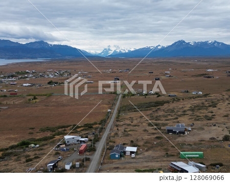 パタゴニア氷河観光起点、プエルトナタレスの町の空撮 128069066