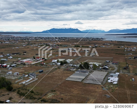 パタゴニア氷河観光起点、プエルトナタレスの町の空撮 パタゴニア氷河観光起点、プエルトナタレスの町の空撮 128069067