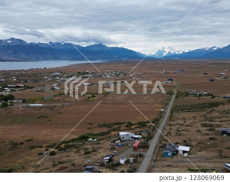 パタゴニア氷河への観光拠点、プエルトナタレスの空撮 128069069