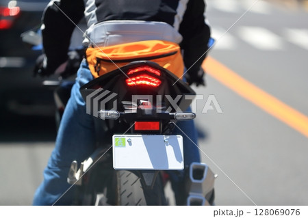バイクのテールランプ 128069076