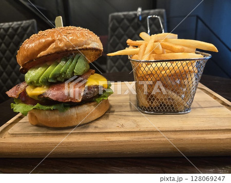 ランチ　アボカドバーガー 128069247