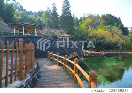 湧水町の丸池 128069282