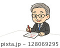 赤ペンで添削しながら助言する男性ベテラン社員のミニキャライラスト 128069295