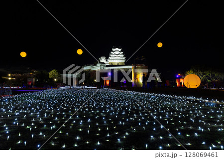 世界遺産　国宝姫路城　夜間ライトアップ「鏡花水月」 128069461