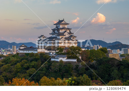 世界遺産　国宝姫路城　秋の夕暮れ 128069474