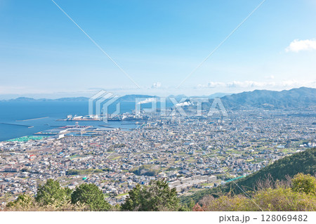 【具定展望台より四国中央市を一望】 愛媛県四国中央市寒川町 【具定展望台より四国中央市を一望】 愛媛県四国中央市寒川町 128069482