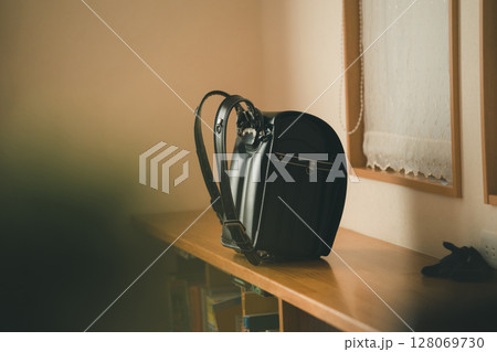 帰宅した小学生 128069730