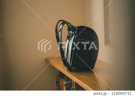 リビングに置かれた黒いランドセル 128069731