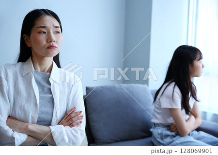 娘と母親が喧嘩しているイメージ 娘と母親が喧嘩しているイメージ 128069901