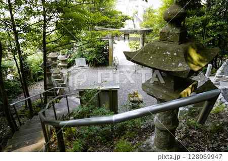 山間の神社の境内 128069947
