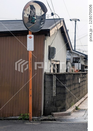 街角に佇むカーブミラー 128070006