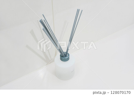 公共施設のトイレの手洗い場に置かれたリードディフューザー 128070170