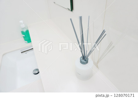 公共施設のトイレの手洗い場に置かれたリードディフューザー 公共施設のトイレの手洗い場に置かれたリードディフューザー 128070171