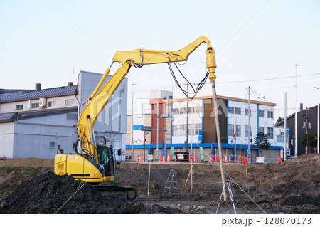 建築現場で地盤改良工事中のアースオーガー 128070173