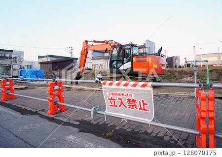 建設現場のショベルカー 128070175